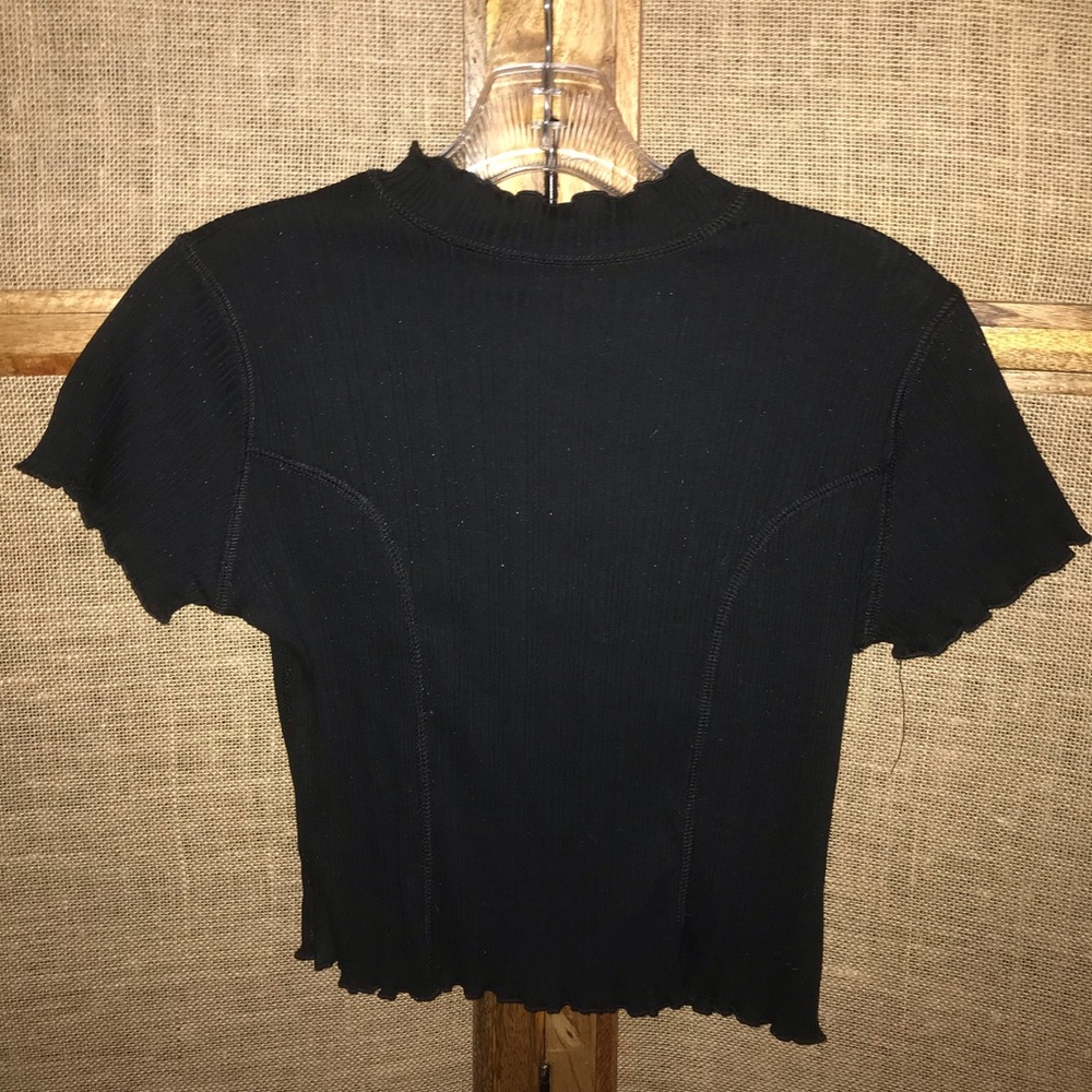 Black cropped crewneck shirt